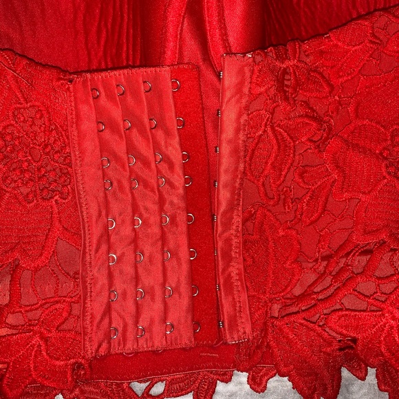 Red set - Picture 4 of 4